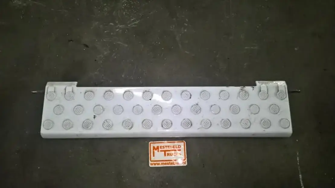 Mercedes-Benz Bovenste treeplank tussen koplamphoeken