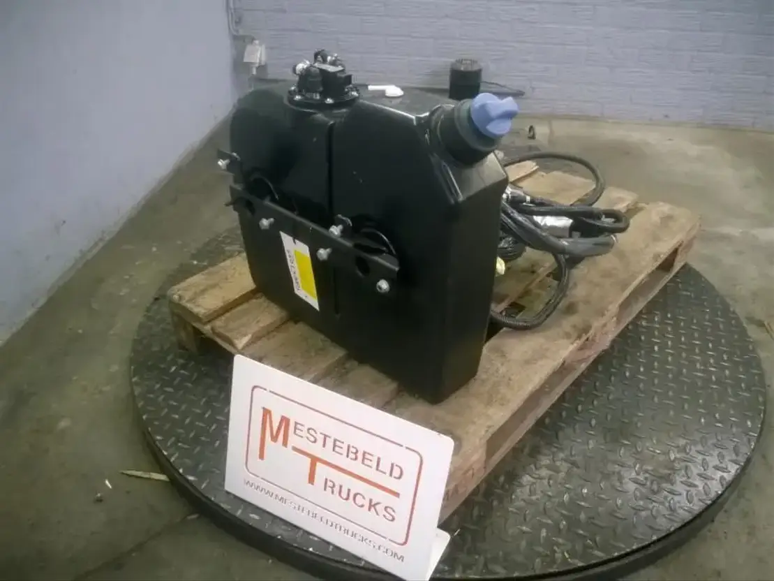 Mercedes-Benz Ad-blue tank met leidingen
