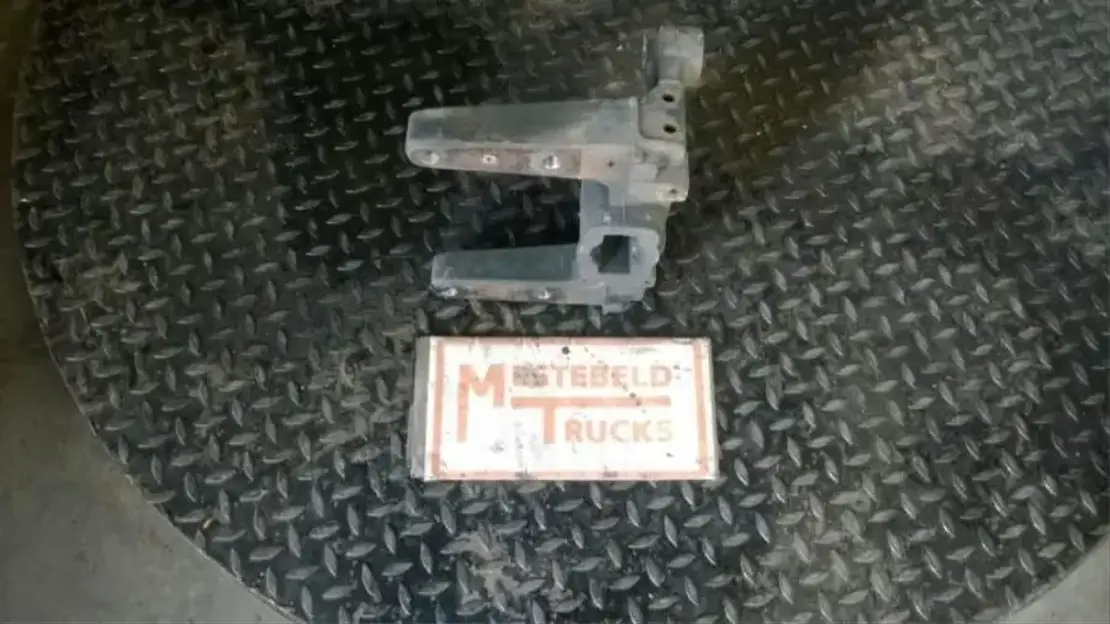 Deutz Steun chassisbalk rechts