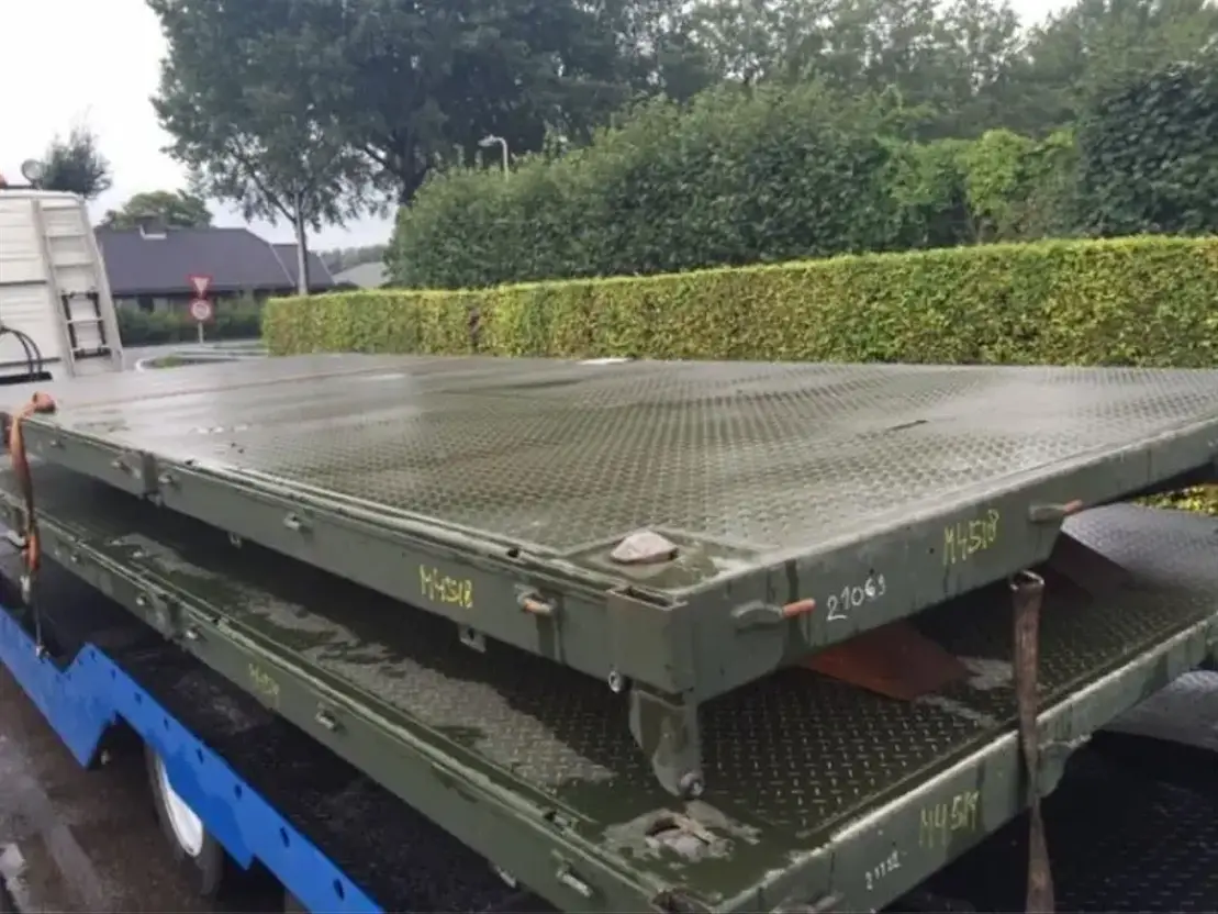 div Laadbak met Twistlocks