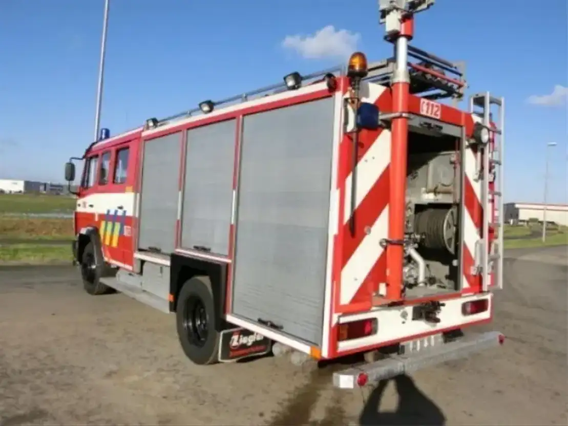 brandweerwagen vrachtwagen Mercedes Benz 1124F Brandweerwagen 1992