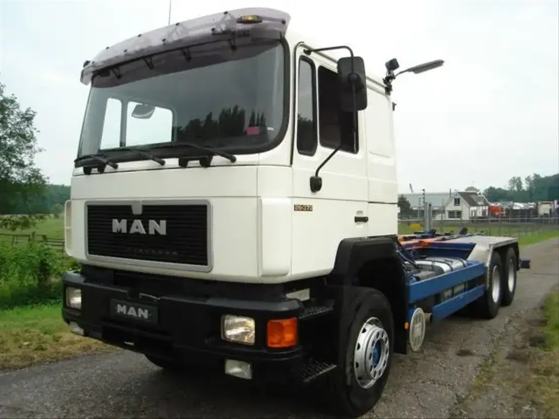 MAN 26.372 /6X4/136628 KM/Manual/6 CIL