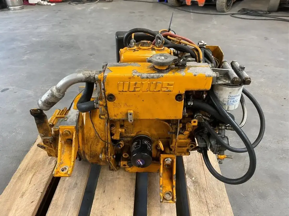 Caterpillar Vetus M205 7.7 kW / 10.5 PK Marine Diesel motor met keerkoppeling