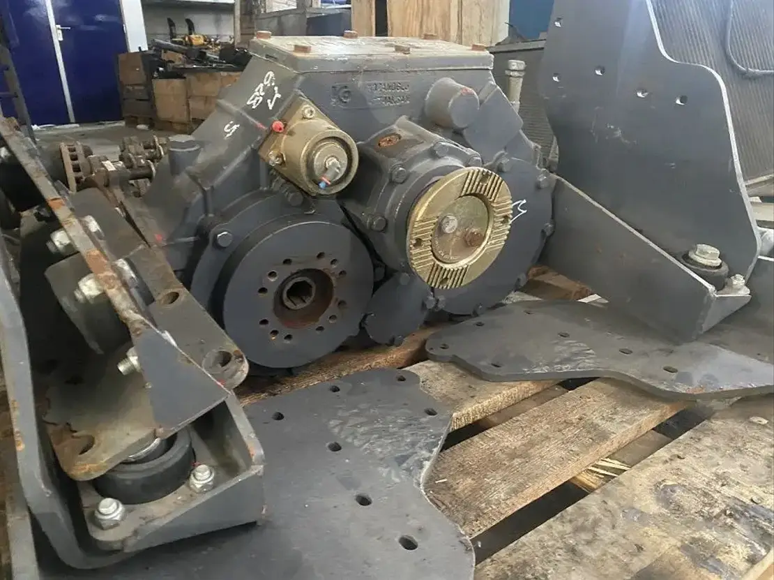 Transfer case for concrete pumps