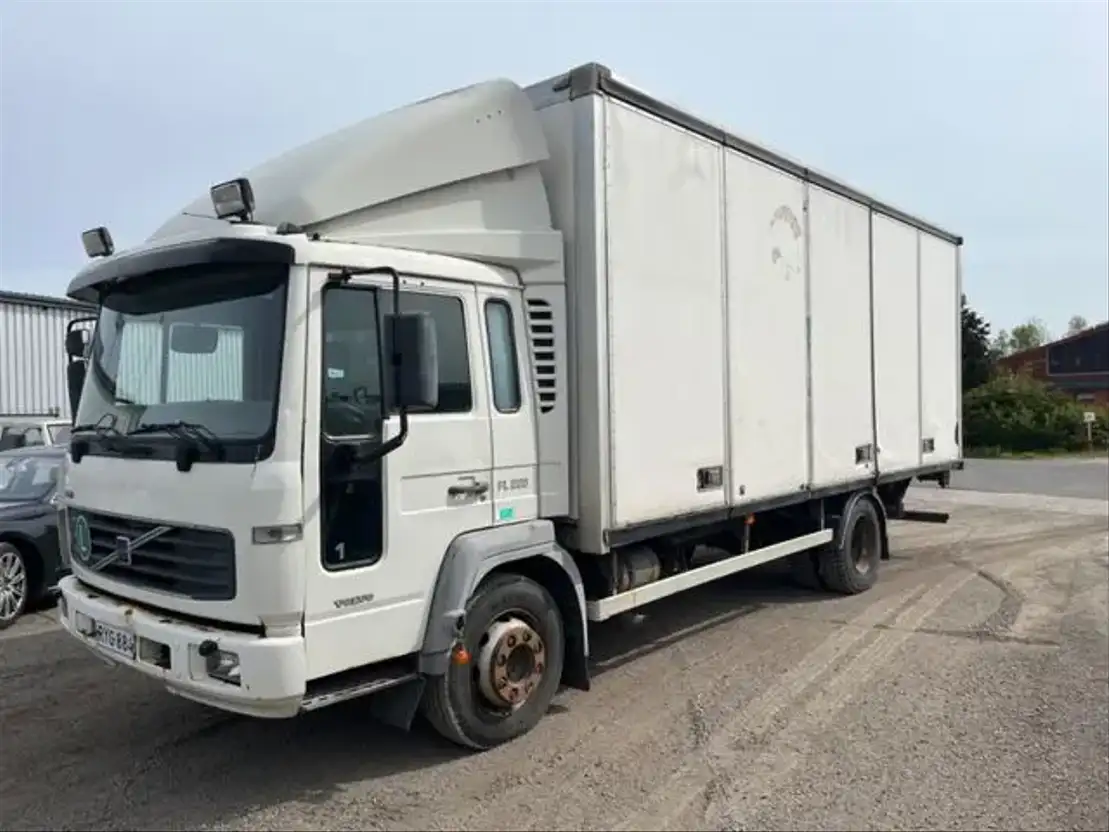 Volvo FL 6 220 hp manual box truck Bakwagen bedrijfswagen TrucksNL