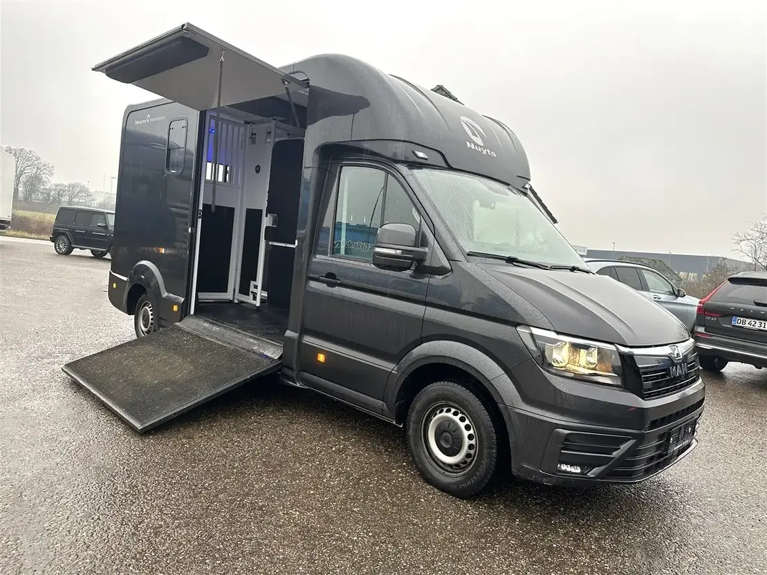 MAN TGE 3.180 Nuyts Hestebil