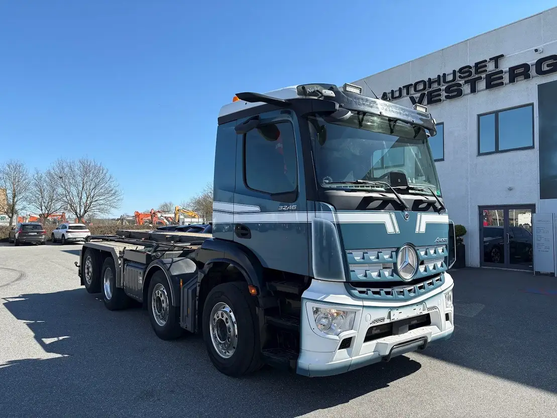 Mercedes-Benz Arocs 3246